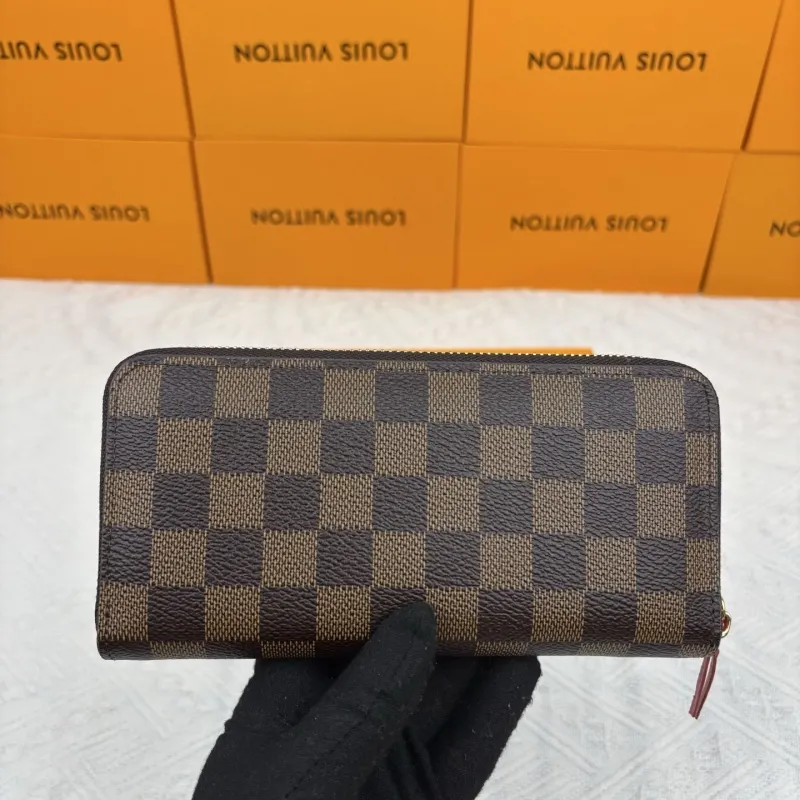 Alternative view of LV Wallets-401