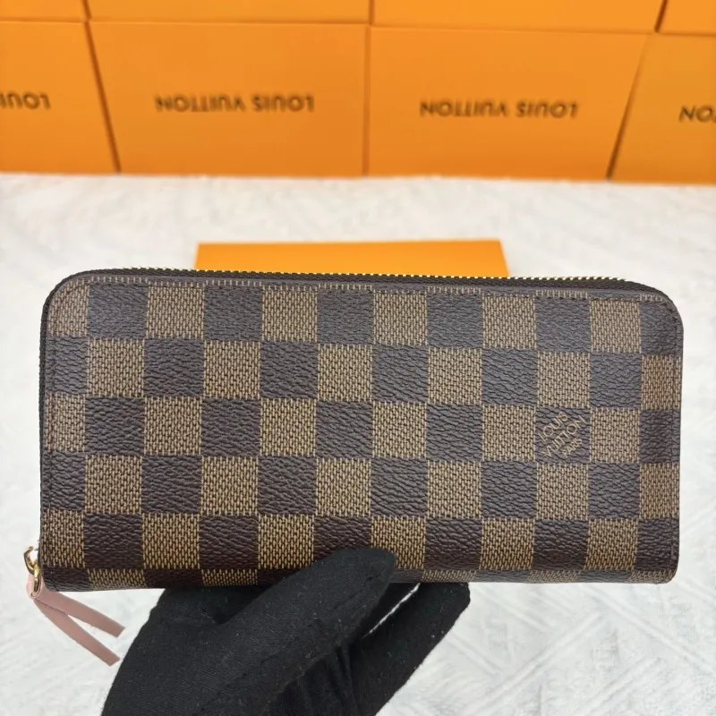 LV Wallets-402