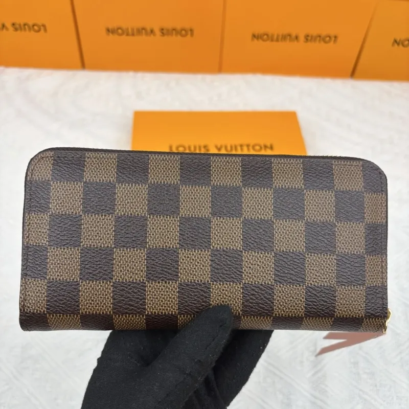 Alternative view of LV Wallets-402
