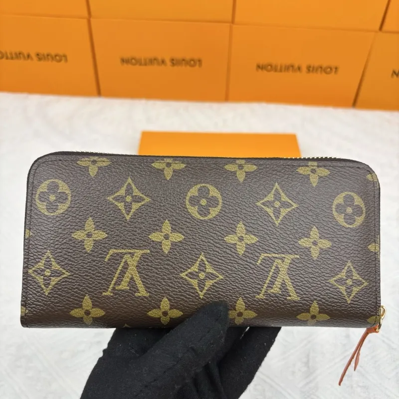 Alternative view of LV Wallets-403