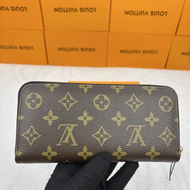 Alternative view of LV Wallets-405