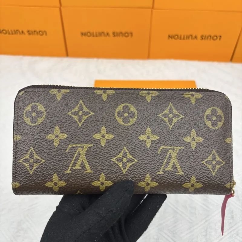 Alternative view of LV Wallets-406