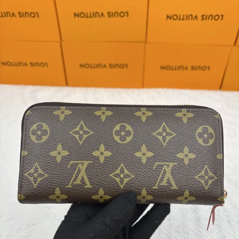 Alternative view of LV Wallets-407