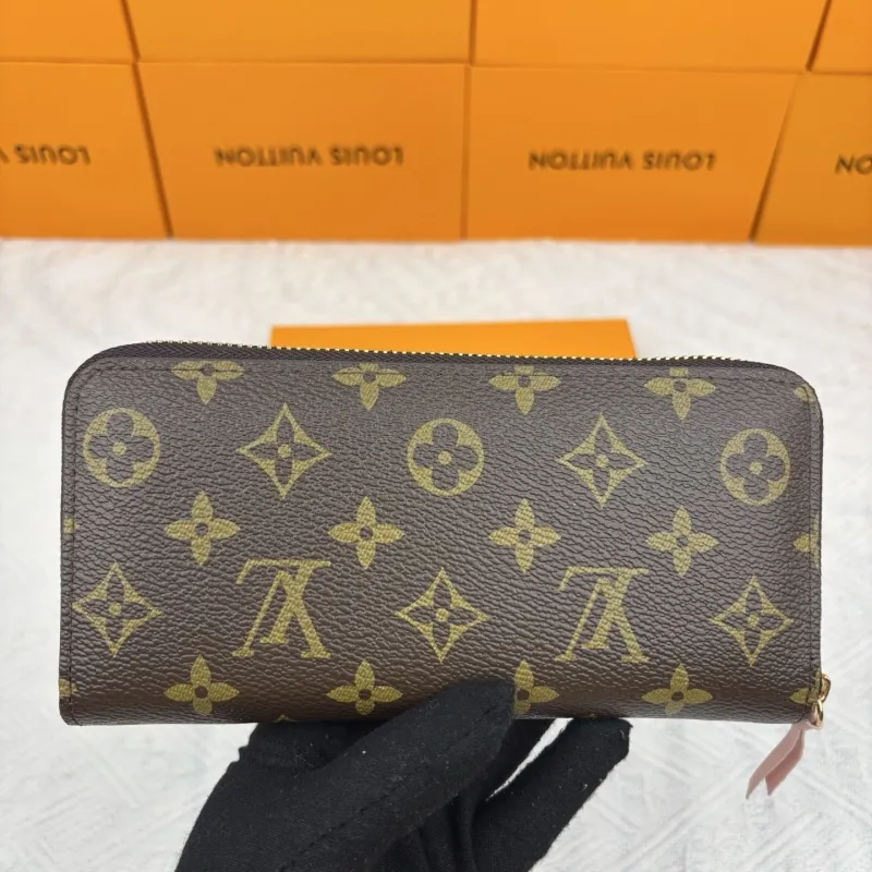 Alternative view of LV Wallets-408