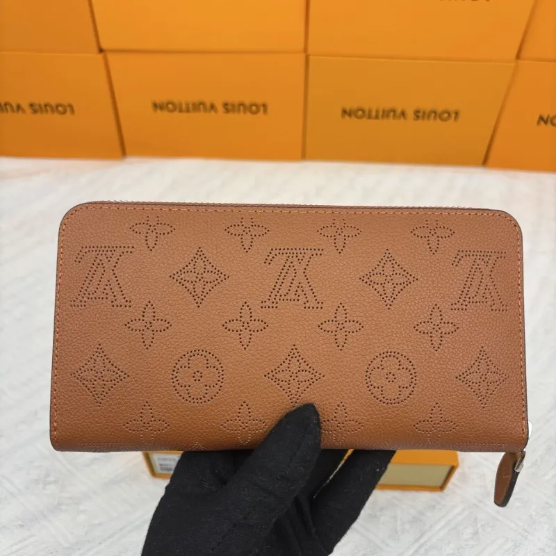 Alternative view of LV Wallets-409