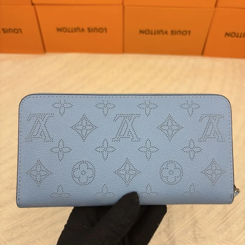 Alternative view of LV Wallets-410