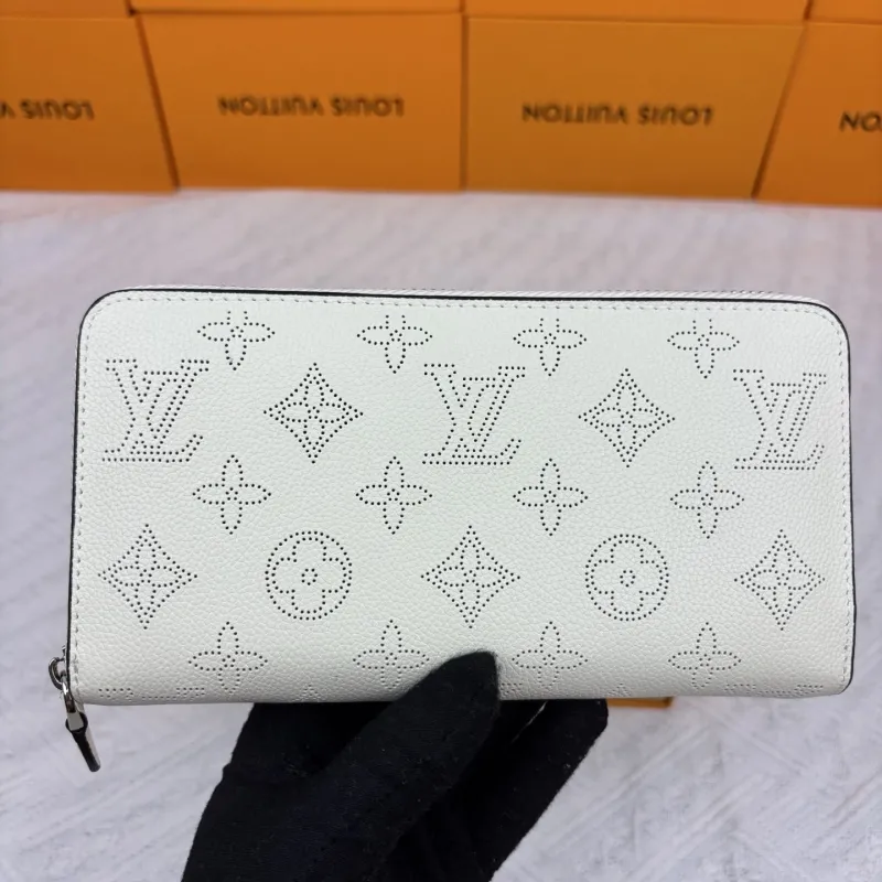 LV Wallets-411