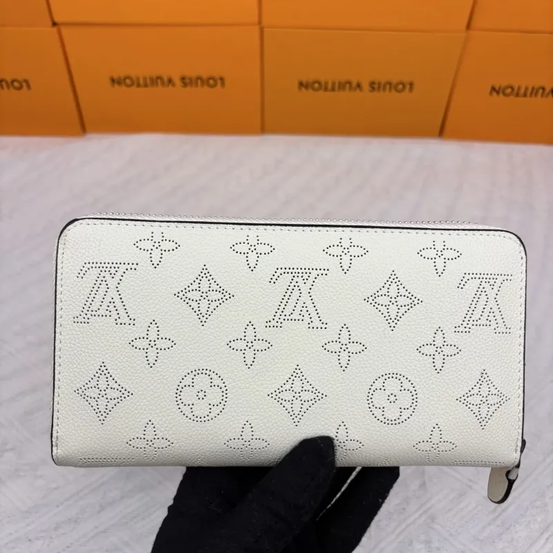 Alternative view of LV Wallets-411