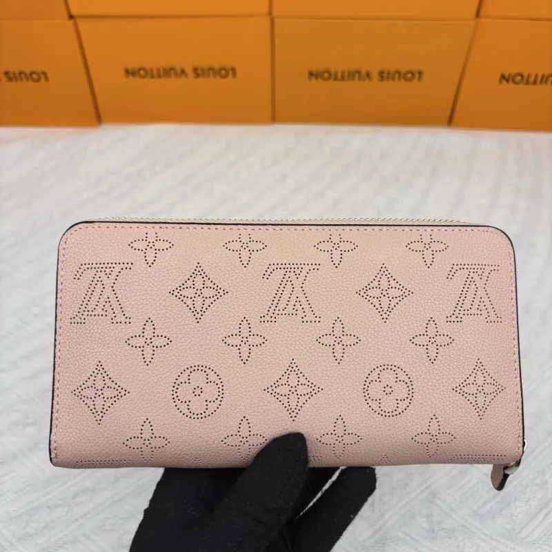 Alternative view of LV Wallets-412