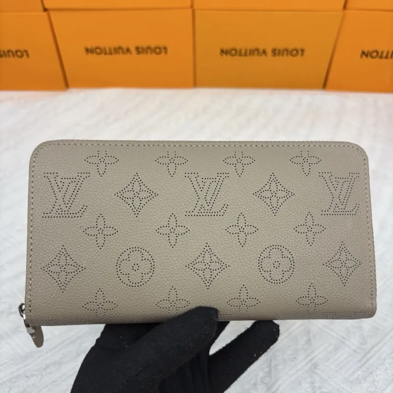 LV Wallets-413