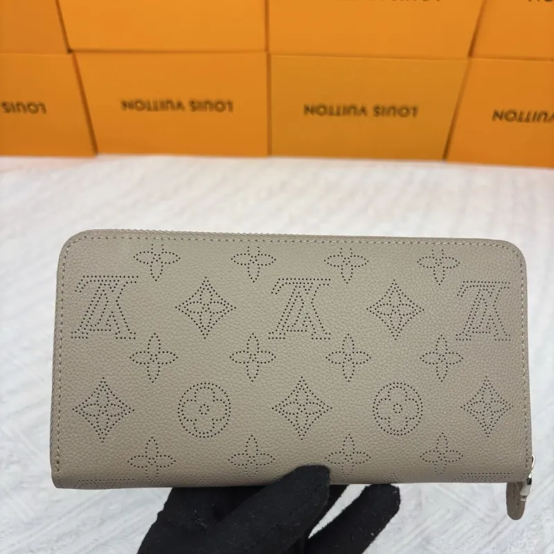 Alternative view of LV Wallets-413