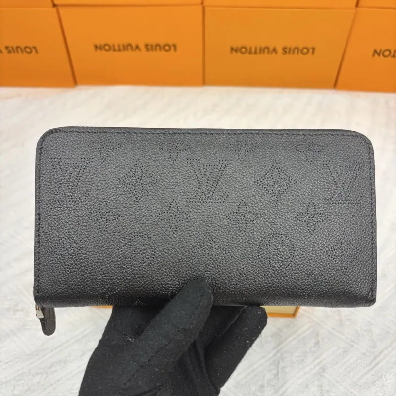 LV Wallets-414