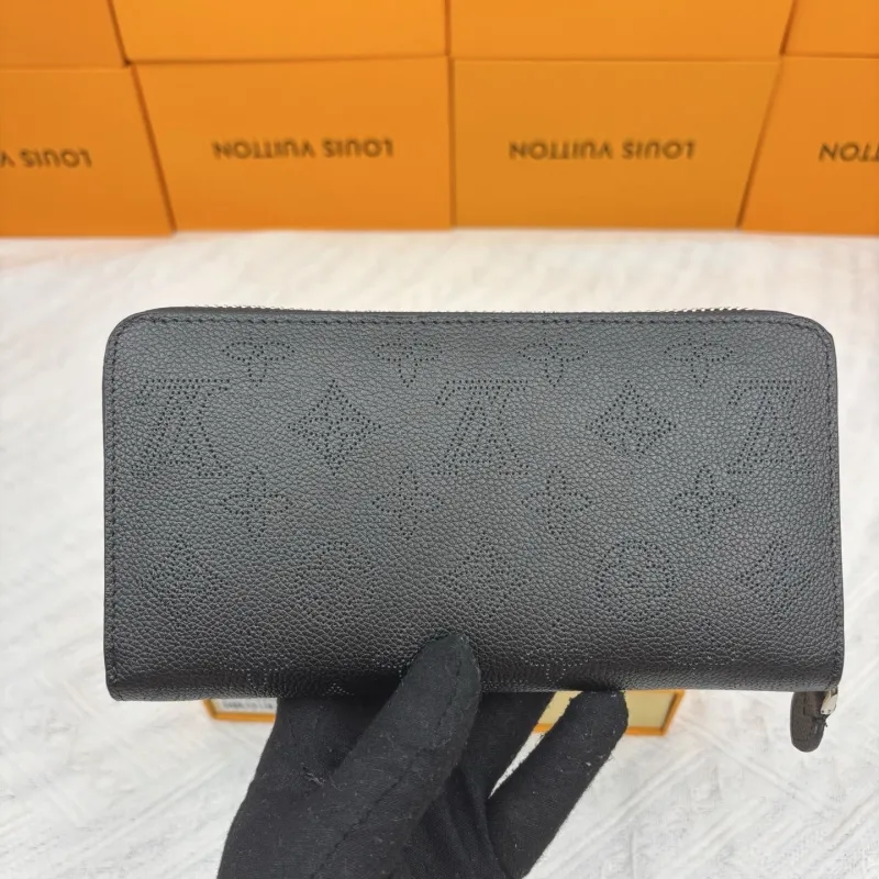 Alternative view of LV Wallets-414