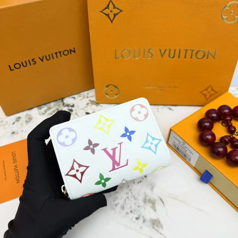 Alternative view of LV Wallets-415