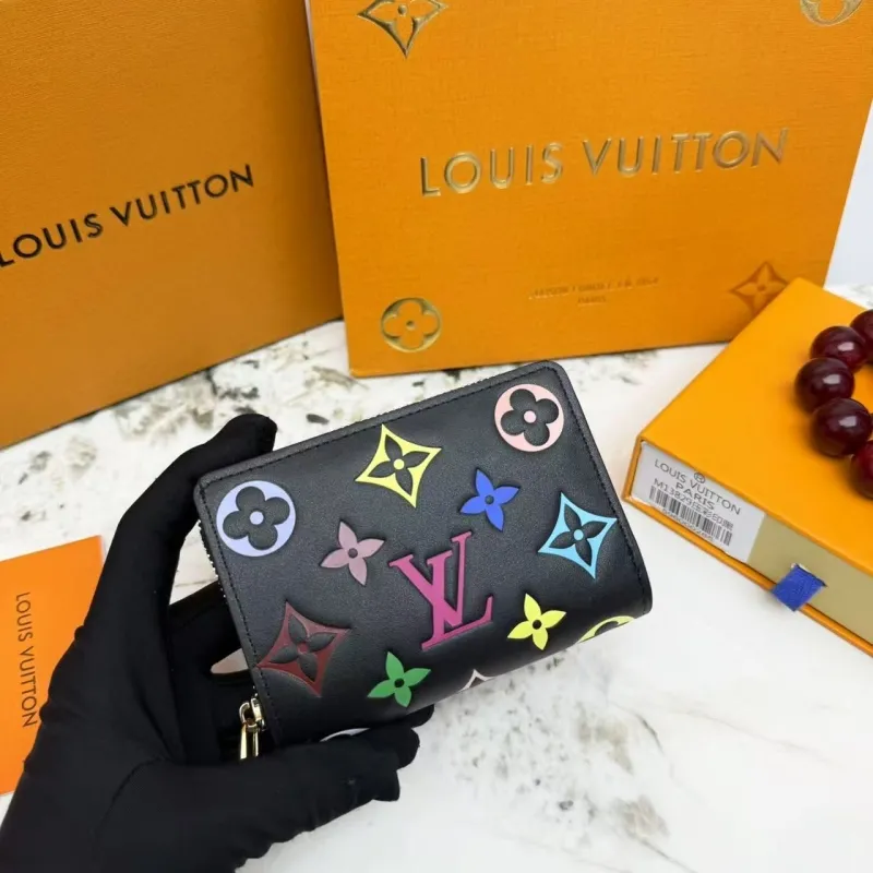 Alternative view of LV Wallets-417
