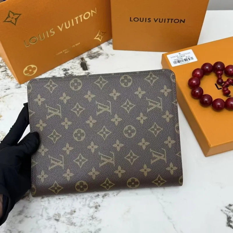 Alternative view of LV Wallets-418