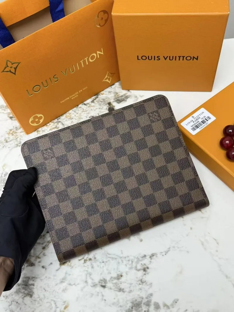 Alternative view of LV Wallets-419