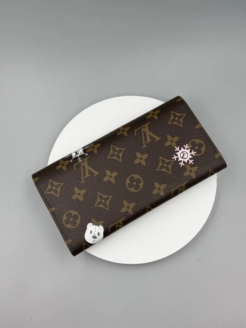Alternative view of LV Wallets-421