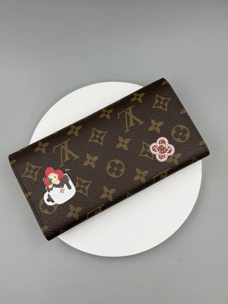 Alternative view of LV Wallets-422