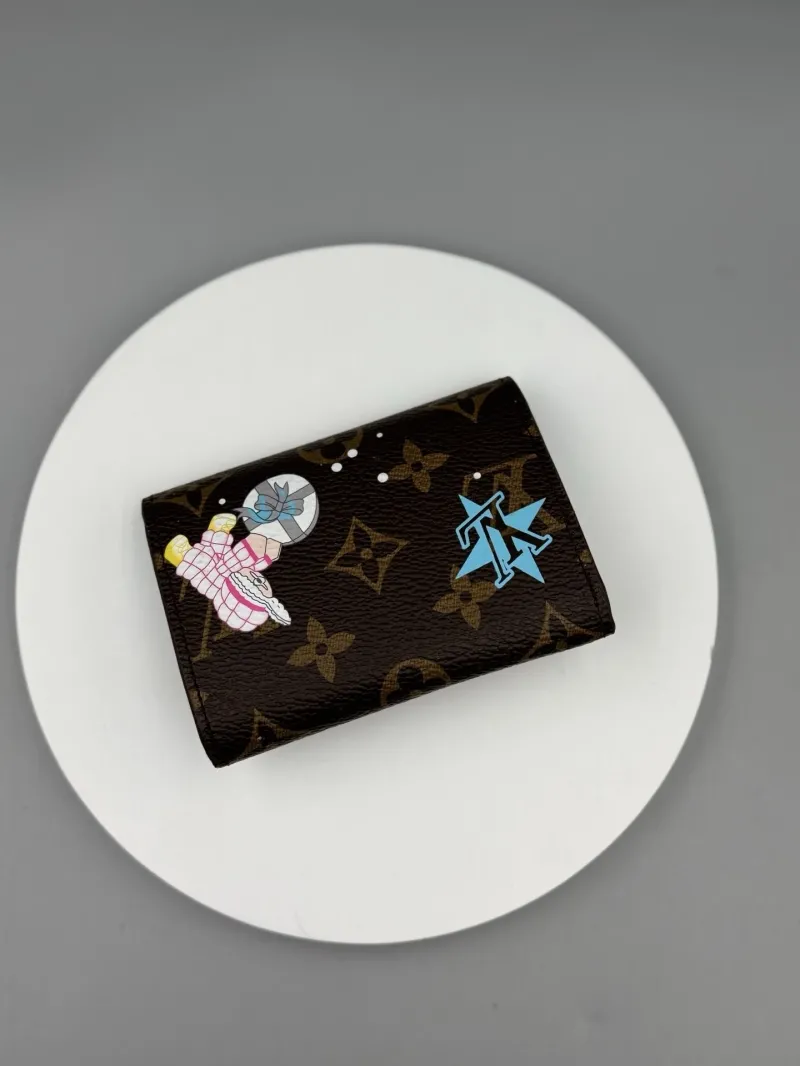 Alternative view of LV Wallets-423