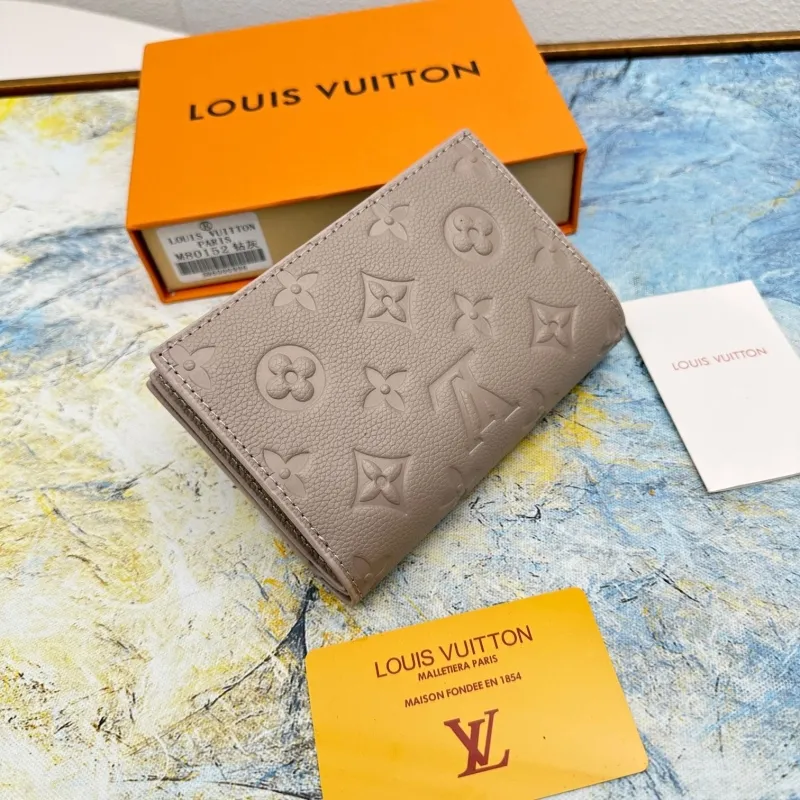 Alternative view of LV Wallets-424