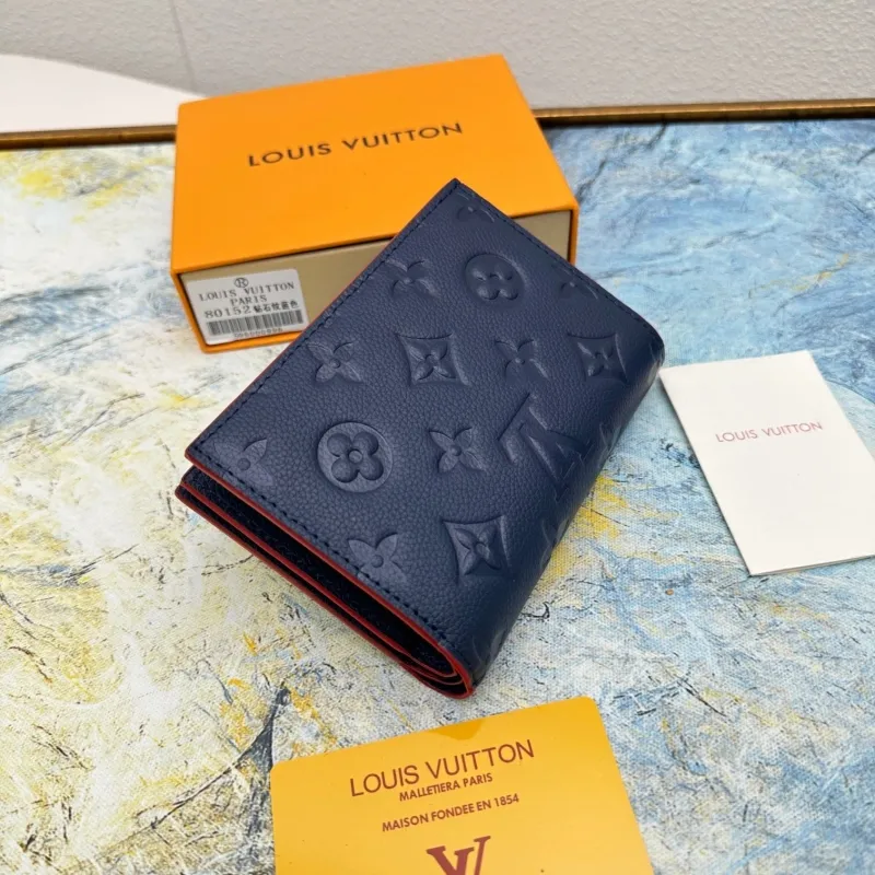 Alternative view of LV Wallets-425
