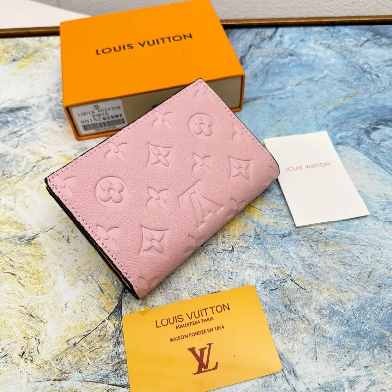 Alternative view of LV Wallets-426