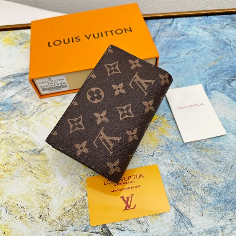 Alternative view of LV Wallets-428