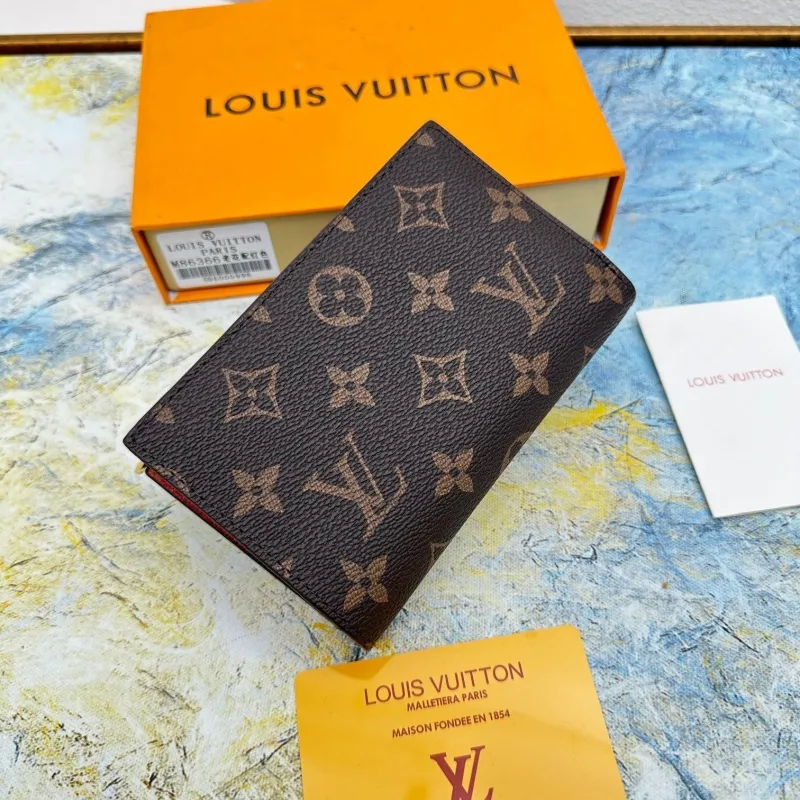 Alternative view of LV Wallets-429