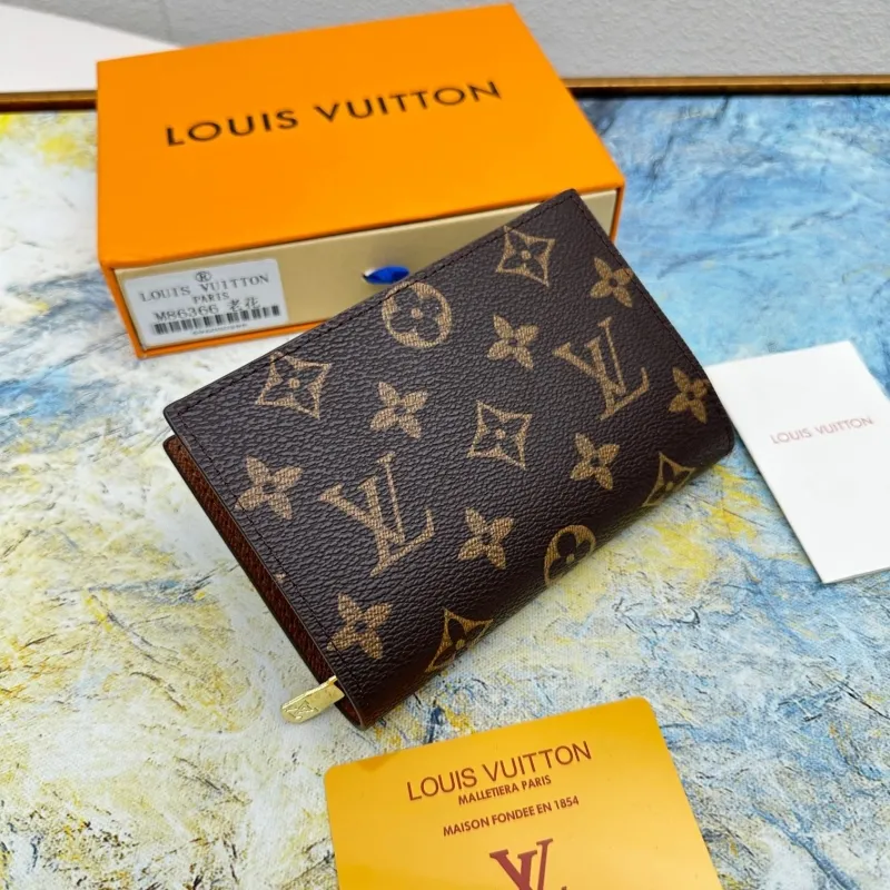 Alternative view of LV Wallets-431