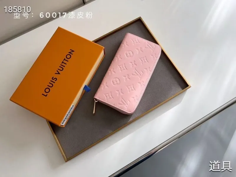 Alternative view of LV Wallets-432