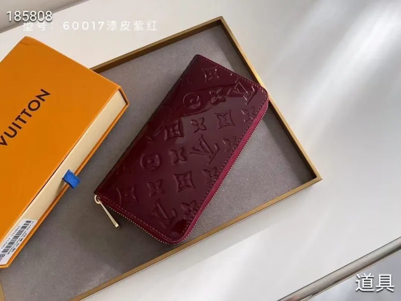 Alternative view of LV Wallets-433