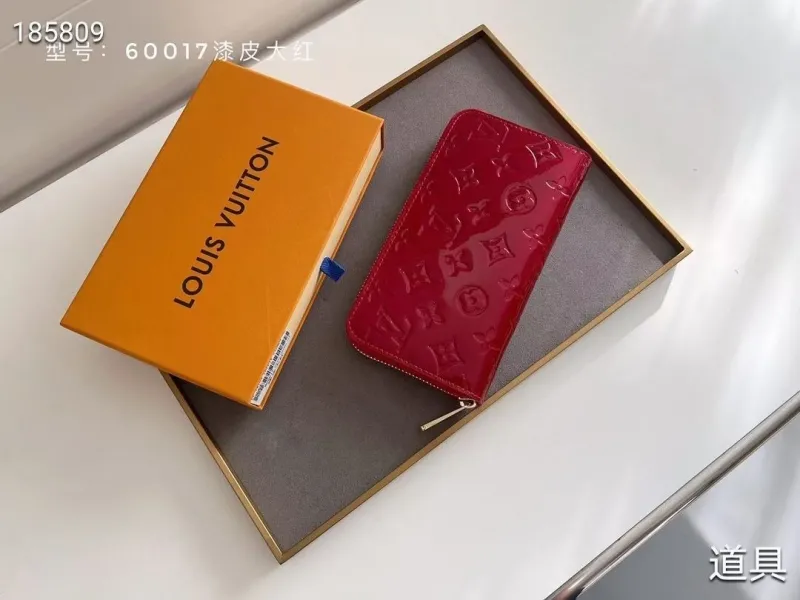 LV Wallets-434