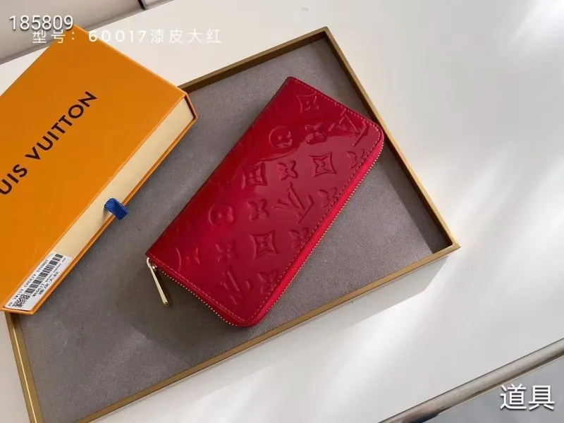 Alternative view of LV Wallets-434