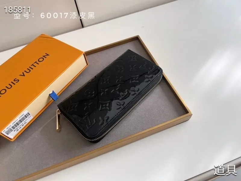 Alternative view of LV Wallets-435