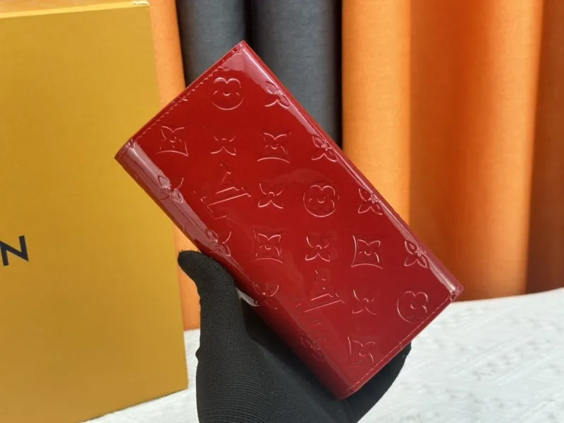 Alternative view of LV Wallets-436