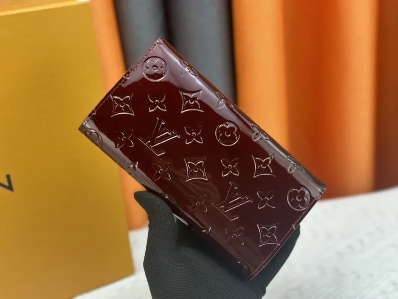 Alternative view of LV Wallets-437