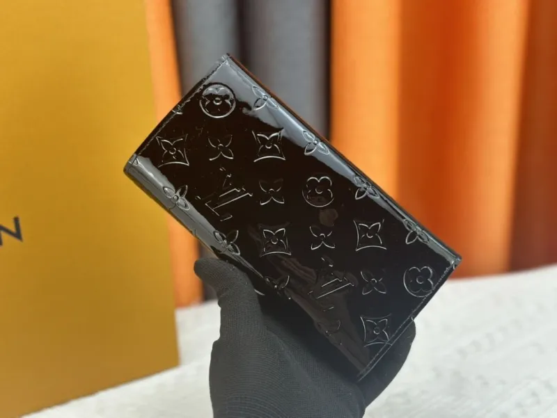 Alternative view of LV Wallets-439