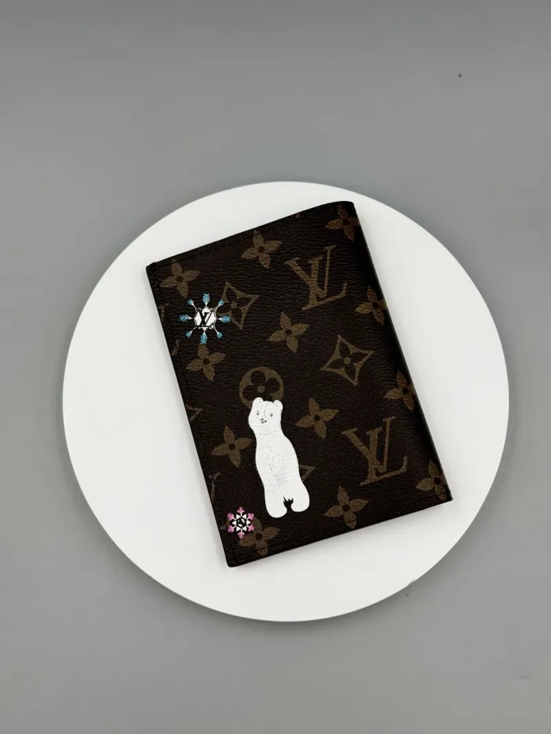 Alternative view of LV Wallets-440