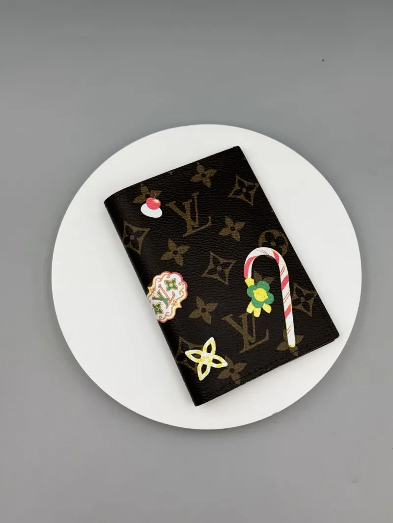 Alternative view of LV Wallets-441