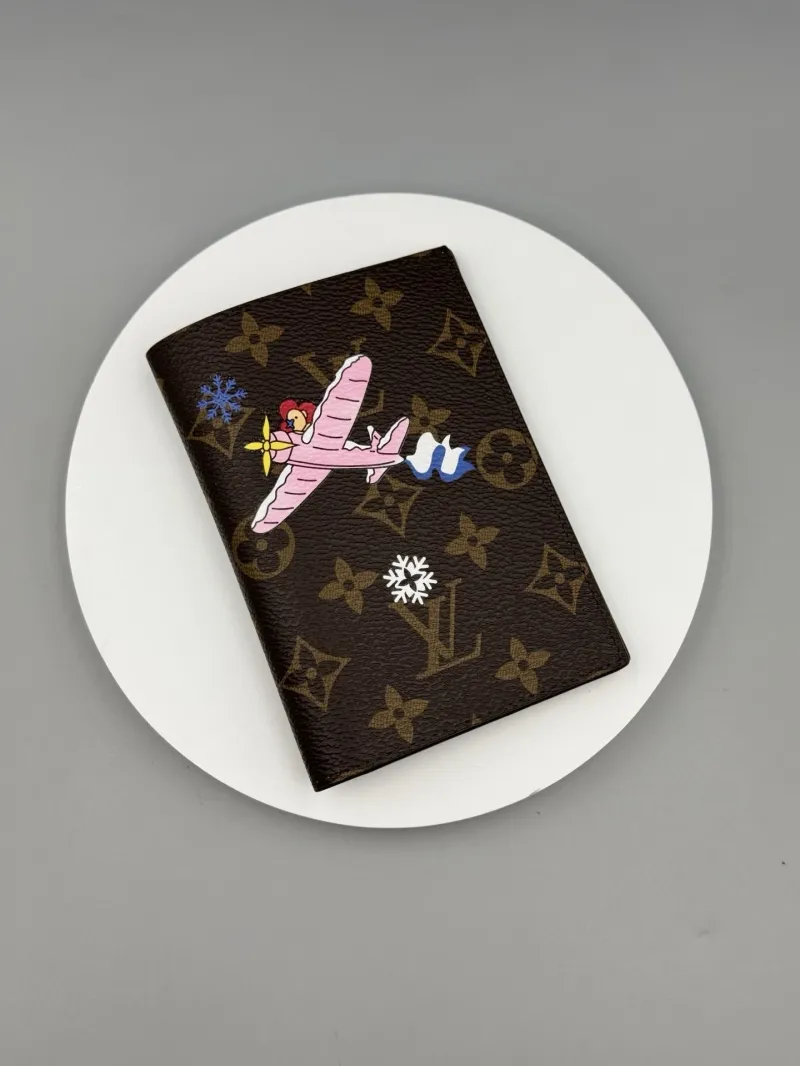 Alternative view of LV Wallets-442