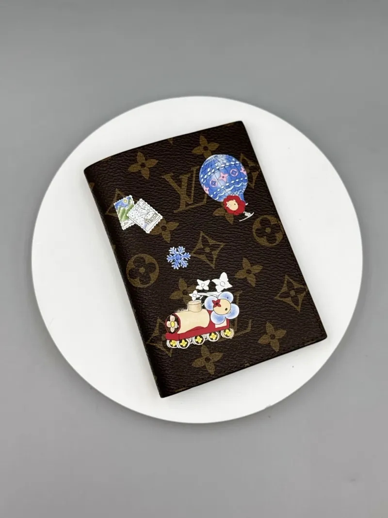 Alternative view of LV Wallets-443