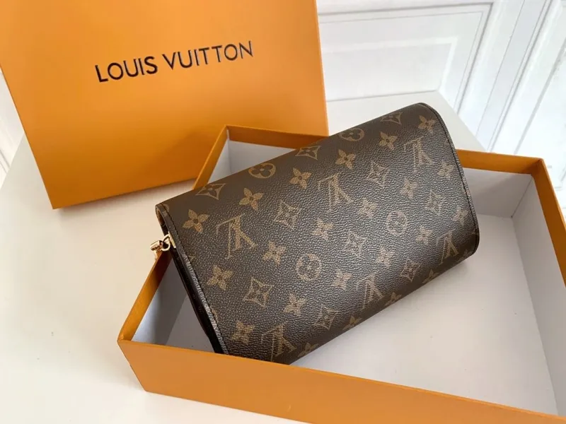 Alternative view of LV Wallets-446