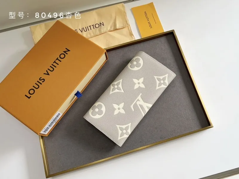 Alternative view of LV Wallets-447