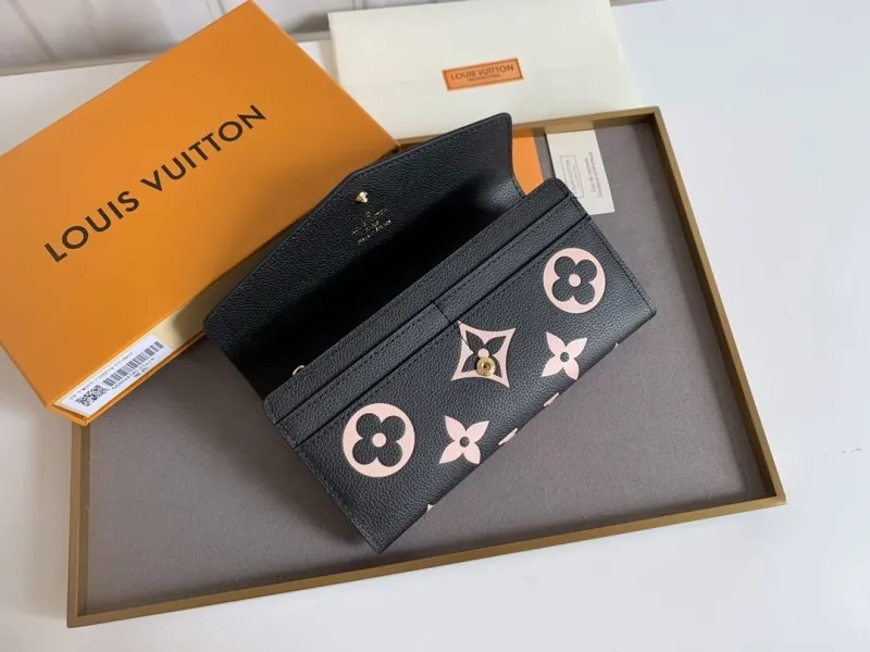 Alternative view of LV Wallets-449