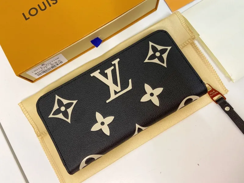 Alternative view of LV Wallets-450