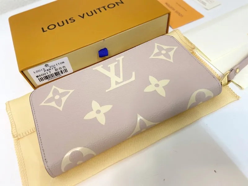 Alternative view of LV Wallets-451