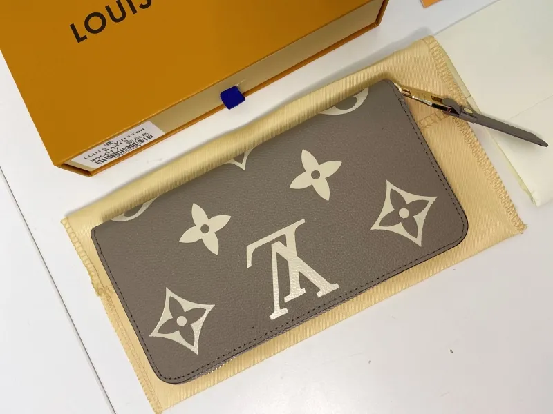 Alternative view of LV Wallets-452