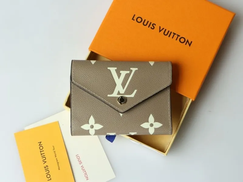 Alternative view of LV Wallets-453