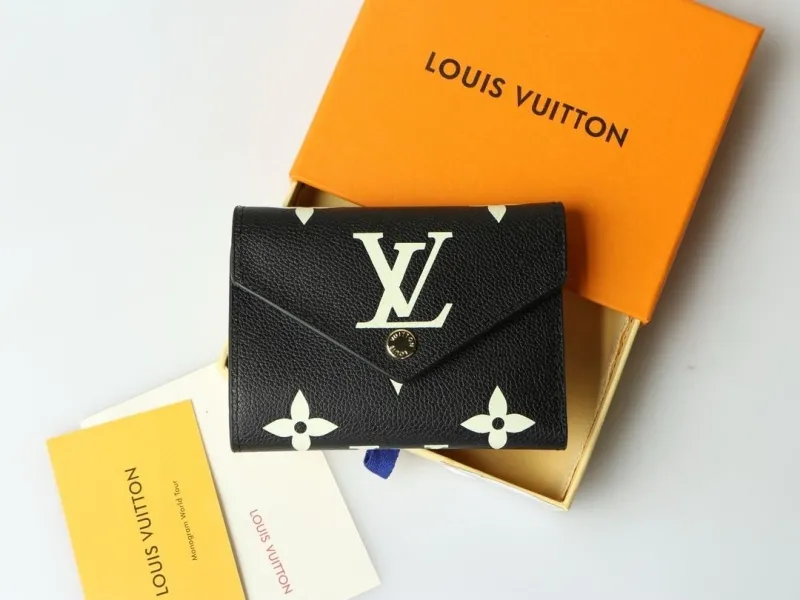 Alternative view of LV Wallets-454